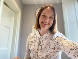 Liz Howe Hey Marketing headshot of a freelance hotel marketing expert.